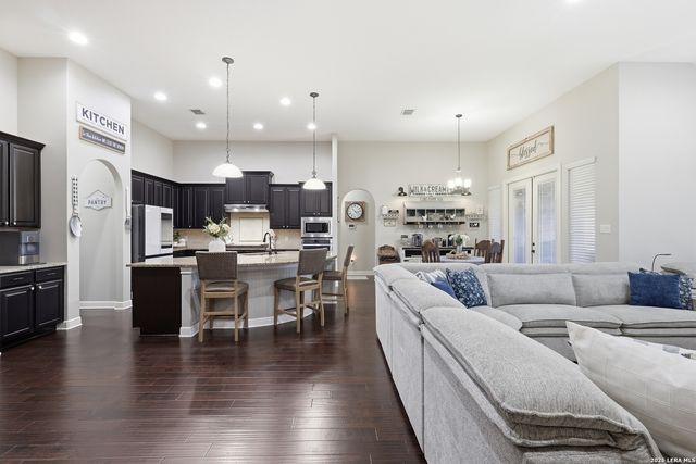 239 Sittre Dr, Castroville, TX 78009