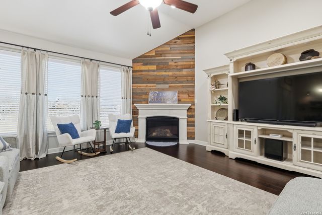 239 Sittre Dr, Castroville, TX 78009