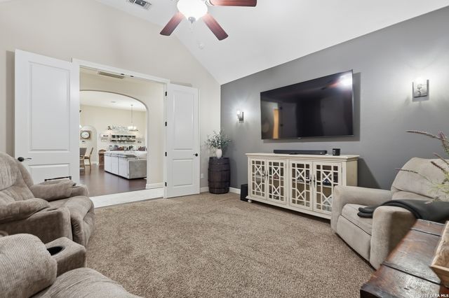 239 Sittre Dr, Castroville, TX 78009