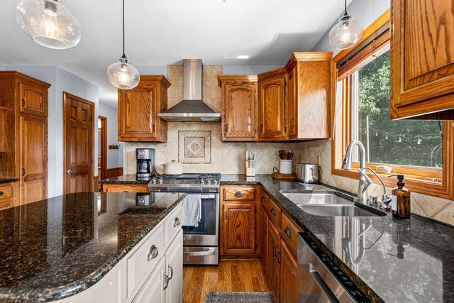 W237N3390 Five Fields ROAD, Pewaukee, WI 53072