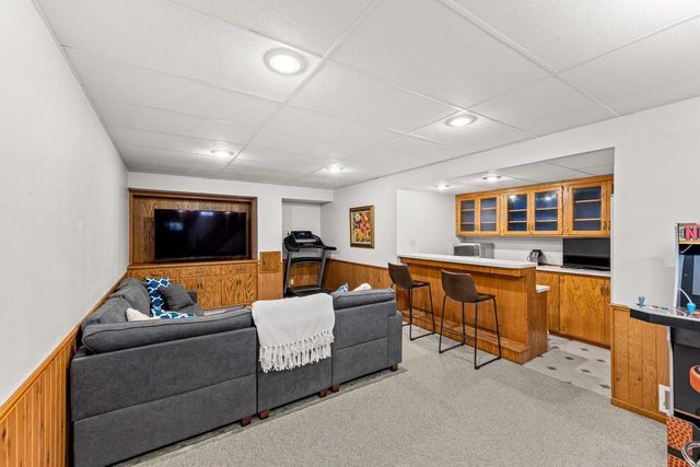W237N3390 Five Fields ROAD, Pewaukee, WI 53072