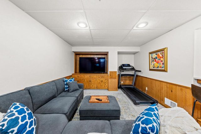 W237N3390 Five Fields ROAD, Pewaukee, WI 53072