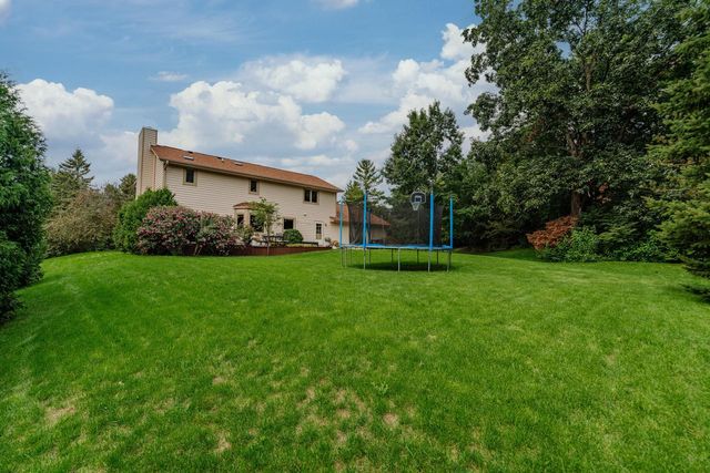 W237N3390 Five Fields ROAD, Pewaukee, WI 53072