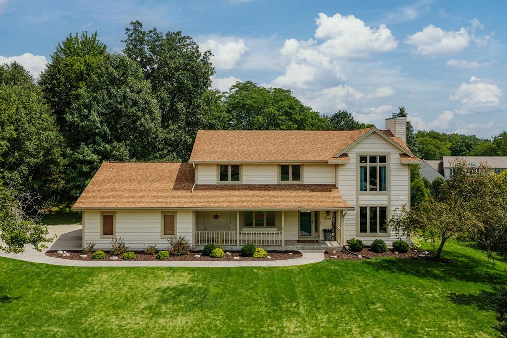 W237N3390 Five Fields ROAD, Pewaukee, WI 53072