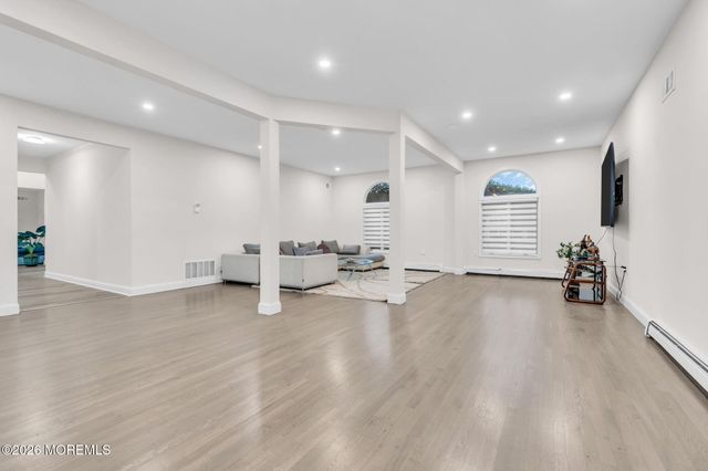 14 Black Walnut Way, Marlboro, NJ 07746