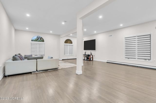 14 Black Walnut Way, Marlboro, NJ 07746