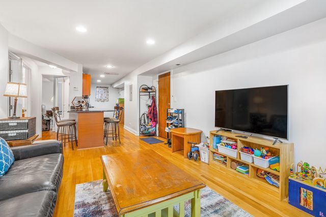 5700 N Maplewood Avenue G, Chicago, IL 60659