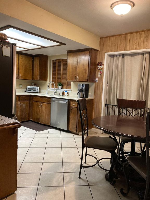 Image 4 of property listing at 3304 N Howard, Fresno, CA 93726