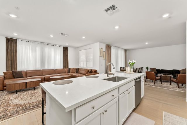 1100 Rio Del Oro Way, Olivehurst, CA 95961