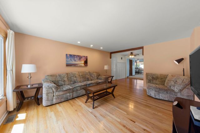 15200 Oxford Drive, Oak Forest, IL 60452
