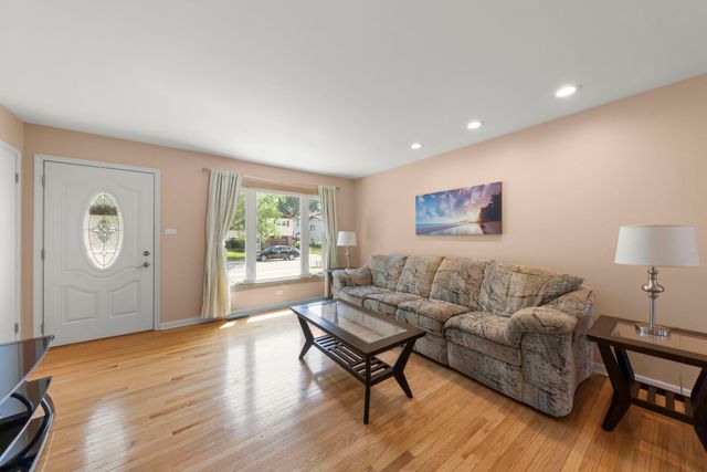 15200 Oxford Drive, Oak Forest, IL 60452