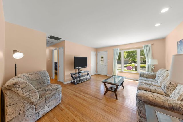 15200 Oxford Drive, Oak Forest, IL 60452