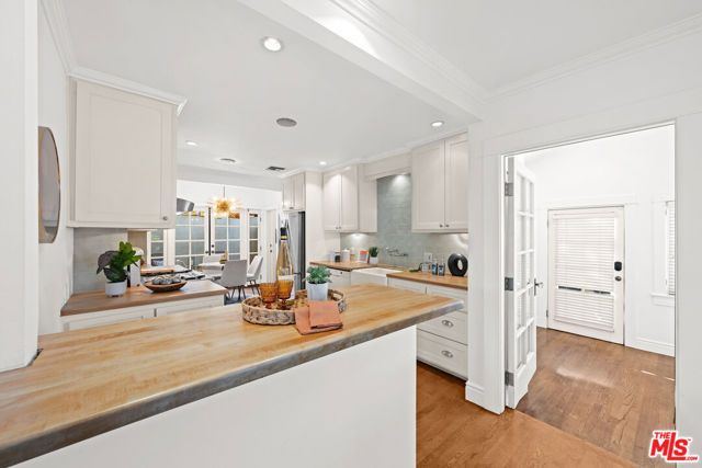 8712 Sherwood Drive, West Hollywood, CA 90069