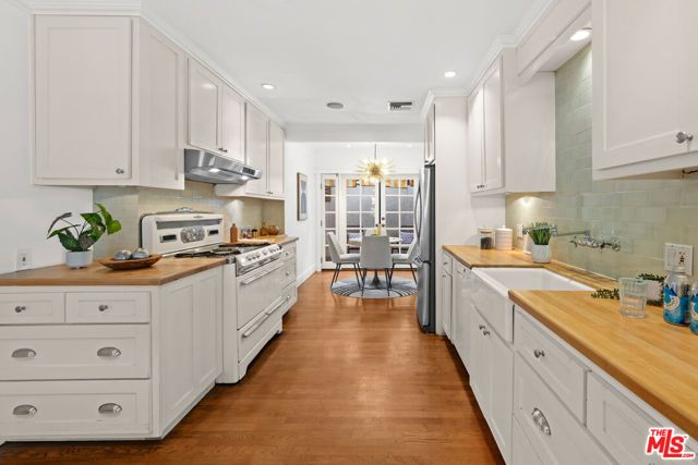 8712 Sherwood Drive, West Hollywood, CA 90069