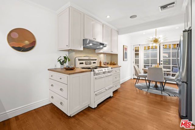 8712 Sherwood Drive, West Hollywood, CA 90069