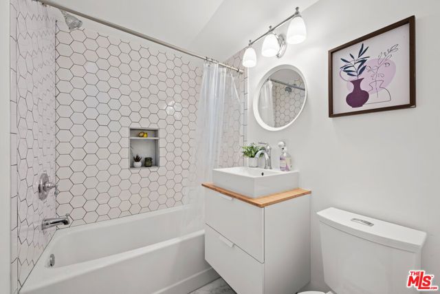 8712 Sherwood Drive, West Hollywood, CA 90069