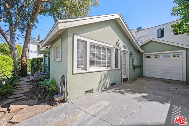 8712 Sherwood Drive, West Hollywood, CA 90069