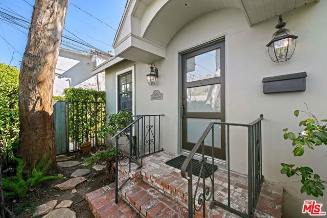 8712 Sherwood Drive, West Hollywood, CA 90069