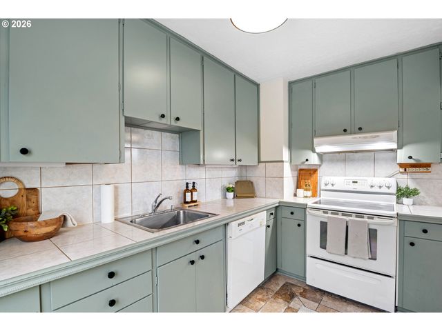 8335 Ne KLICKITAT St, Portland, OR 97220