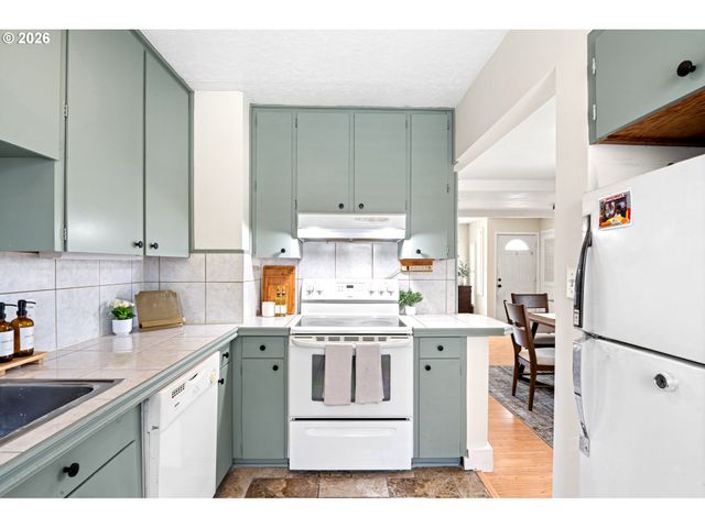 8335 Ne KLICKITAT St, Portland, OR 97220