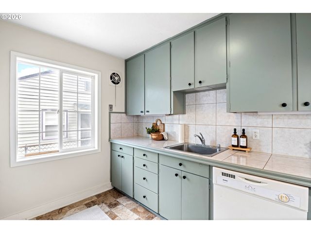 8335 Ne KLICKITAT St, Portland, OR 97220