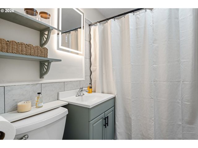 8335 Ne KLICKITAT St, Portland, OR 97220