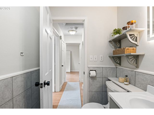 8335 Ne KLICKITAT St, Portland, OR 97220