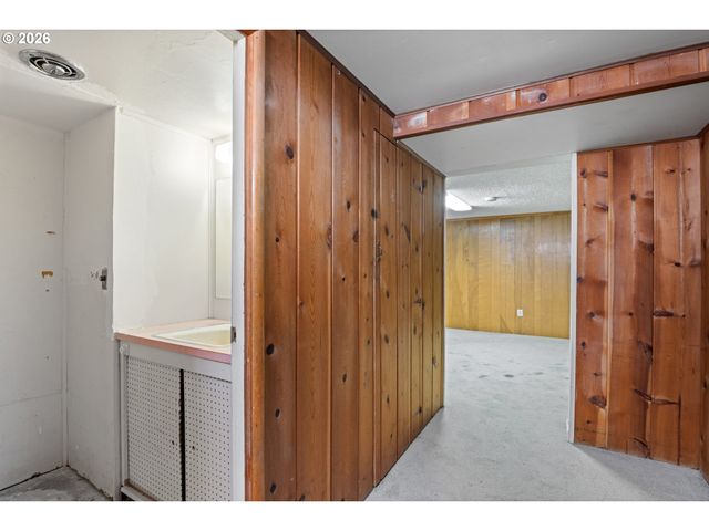 8335 Ne KLICKITAT St, Portland, OR 97220