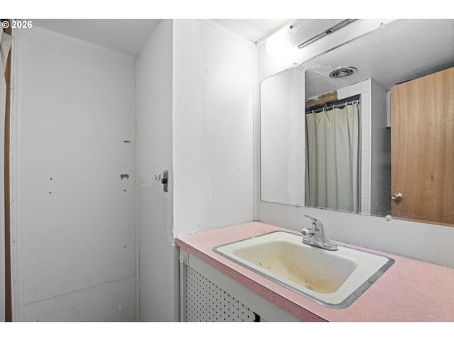 8335 Ne KLICKITAT St, Portland, OR 97220