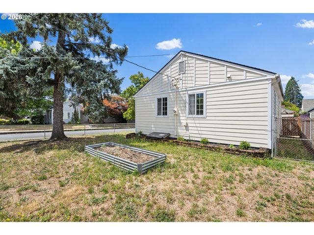 8335 Ne KLICKITAT St, Portland, OR 97220