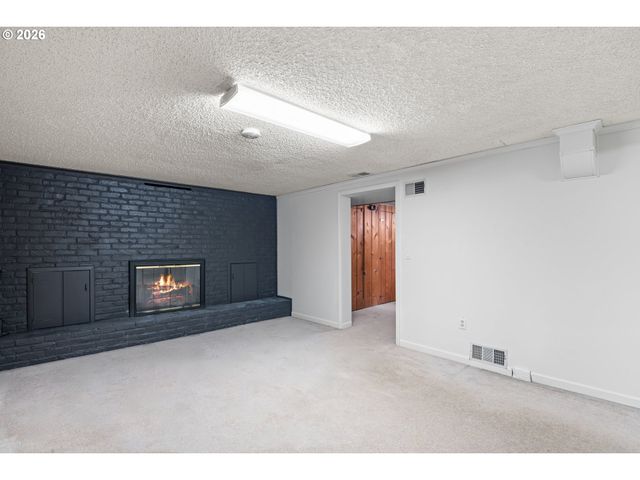8335 Ne KLICKITAT St, Portland, OR 97220