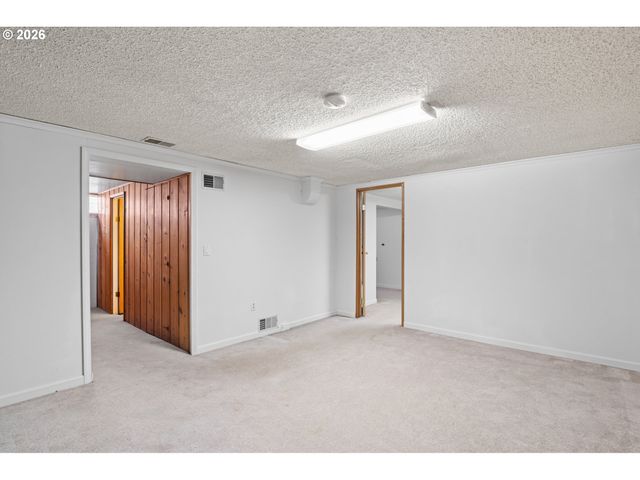 8335 Ne KLICKITAT St, Portland, OR 97220
