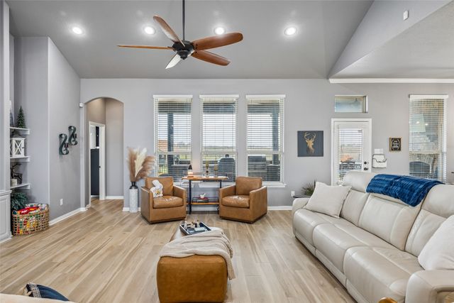 11201 Lakecrest Drive, Sanger, TX 76266