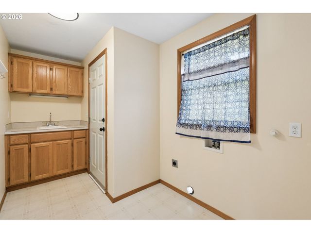 1733 Ne COBURN Dr, Mc Minnville, OR 97128