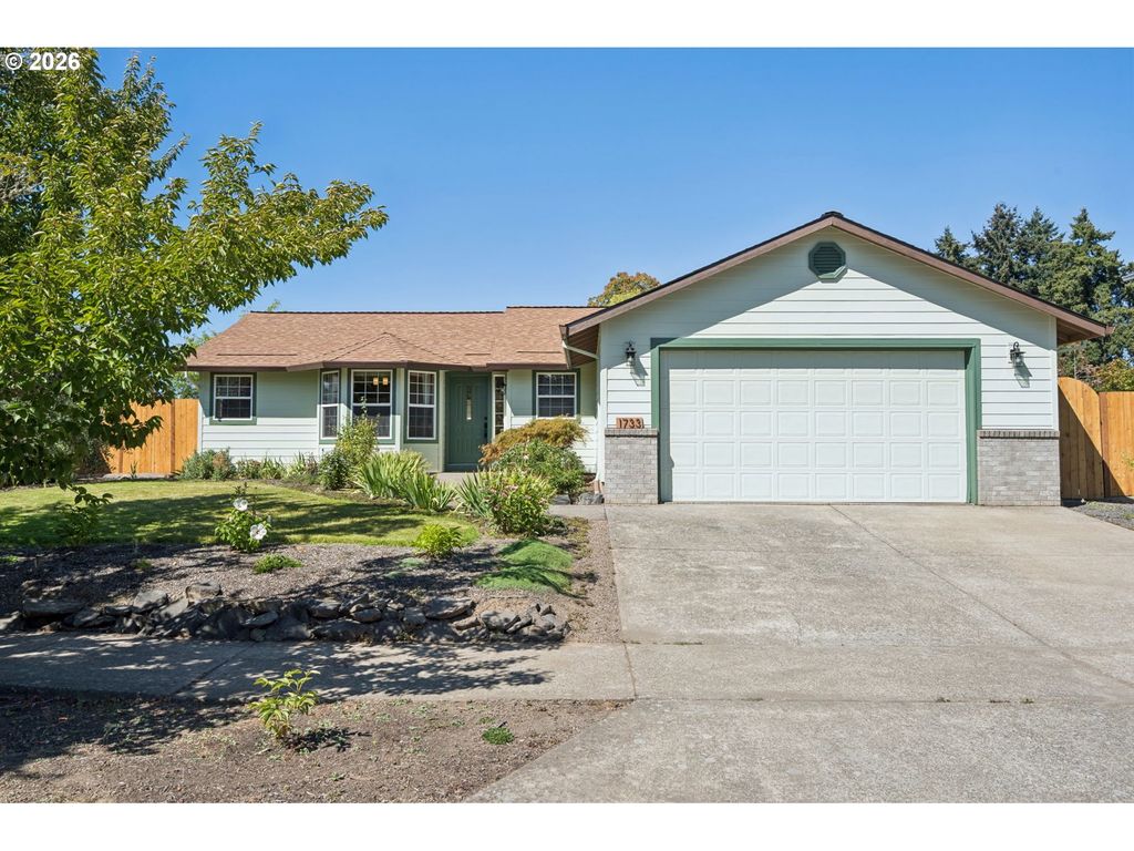 Image 1 of property listing at 1733 Ne COBURN Dr, Mc Minnville, OR 97128