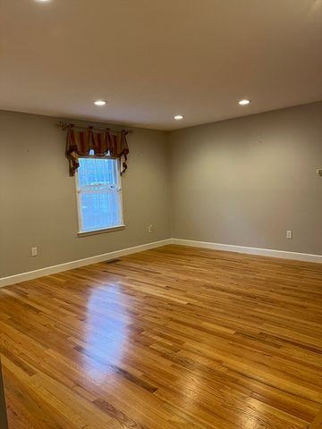 12 Lois 12, Lexington, MA 02420