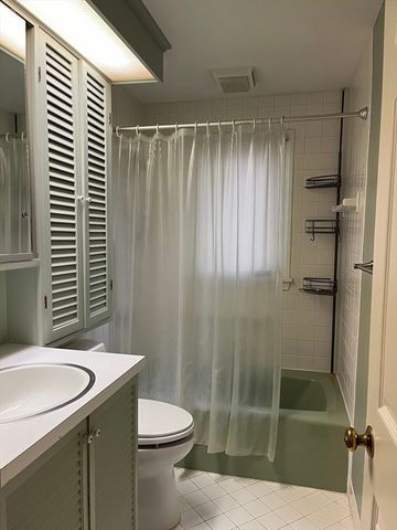 12 Lois 12, Lexington, MA 02420