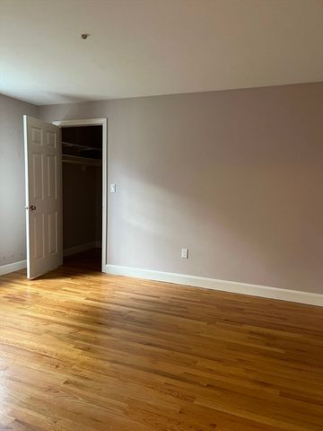 12 Lois 12, Lexington, MA 02420