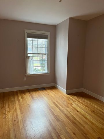 12 Lois 12, Lexington, MA 02420
