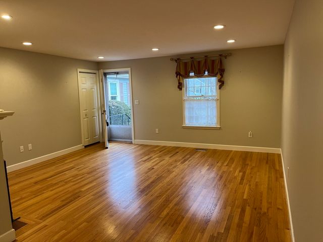 12 Lois 12, Lexington, MA 02420