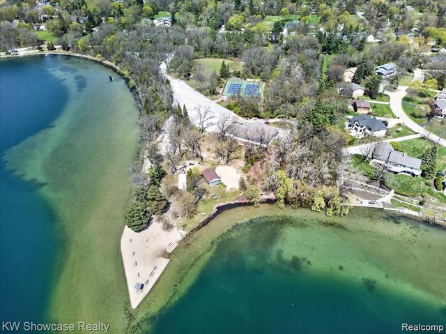 7361 Honeysuckle Road, West Bloomfield, MI 48324