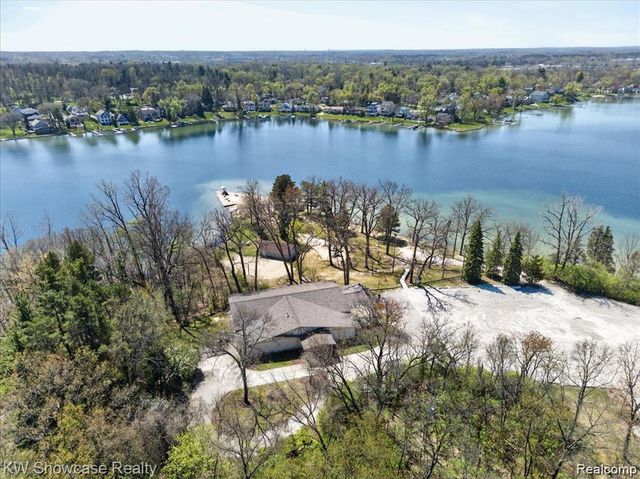 7361 Honeysuckle Road, West Bloomfield, MI 48324