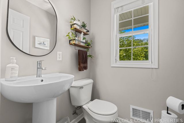 5616 Highbury Drive SE, Ada, MI 49301