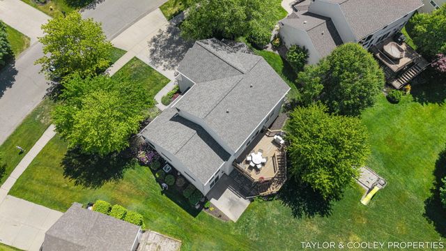 5616 Highbury Drive SE, Ada, MI 49301