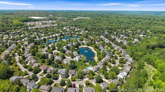 5616 Highbury Drive SE, Ada, MI 49301