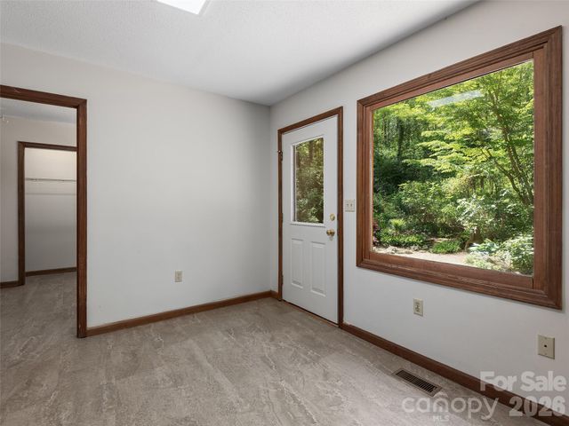 30 Kanuga Heights Lane, Hendersonville, NC 28739