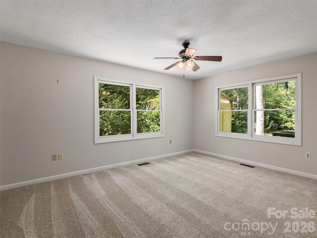 30 Kanuga Heights Lane, Hendersonville, NC 28739