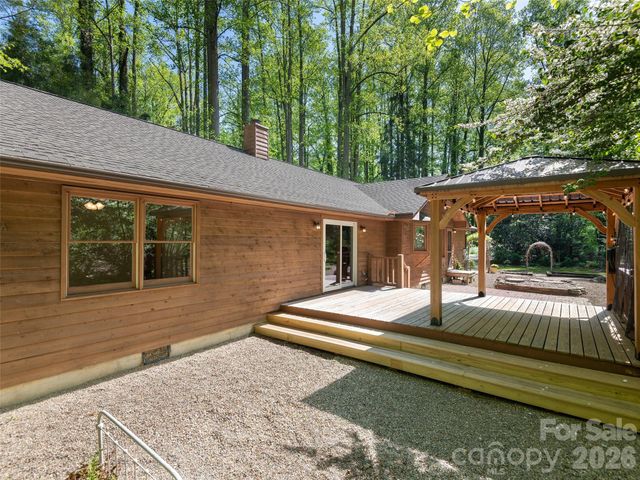 30 Kanuga Heights Lane, Hendersonville, NC 28739