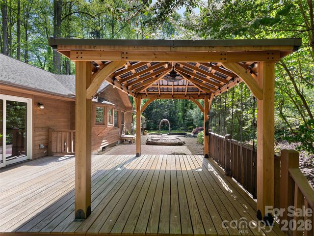 30 Kanuga Heights Lane, Hendersonville, NC 28739