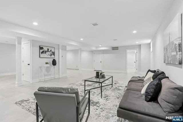 8 Broad Street, Demarest, NJ 07627